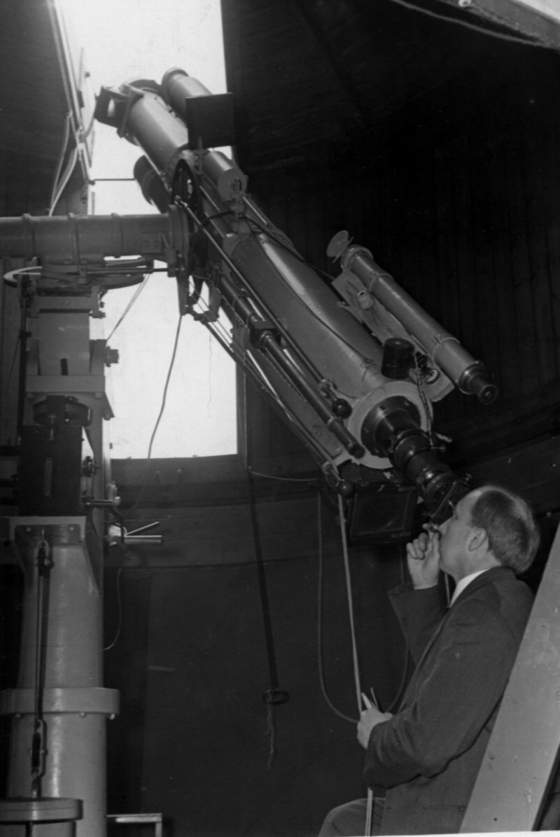 Carl Luplau Janssen am Linsenfernrohr der Urania Sternwarte in Kopenhagen